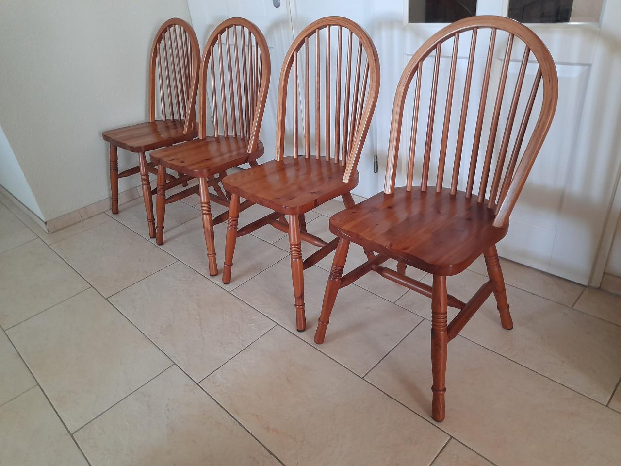 4 Mooie houten stoelen (in goede nette staat )