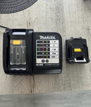 Makita Acculader DC18SD met 14.4V Li-ion Accu BL1415