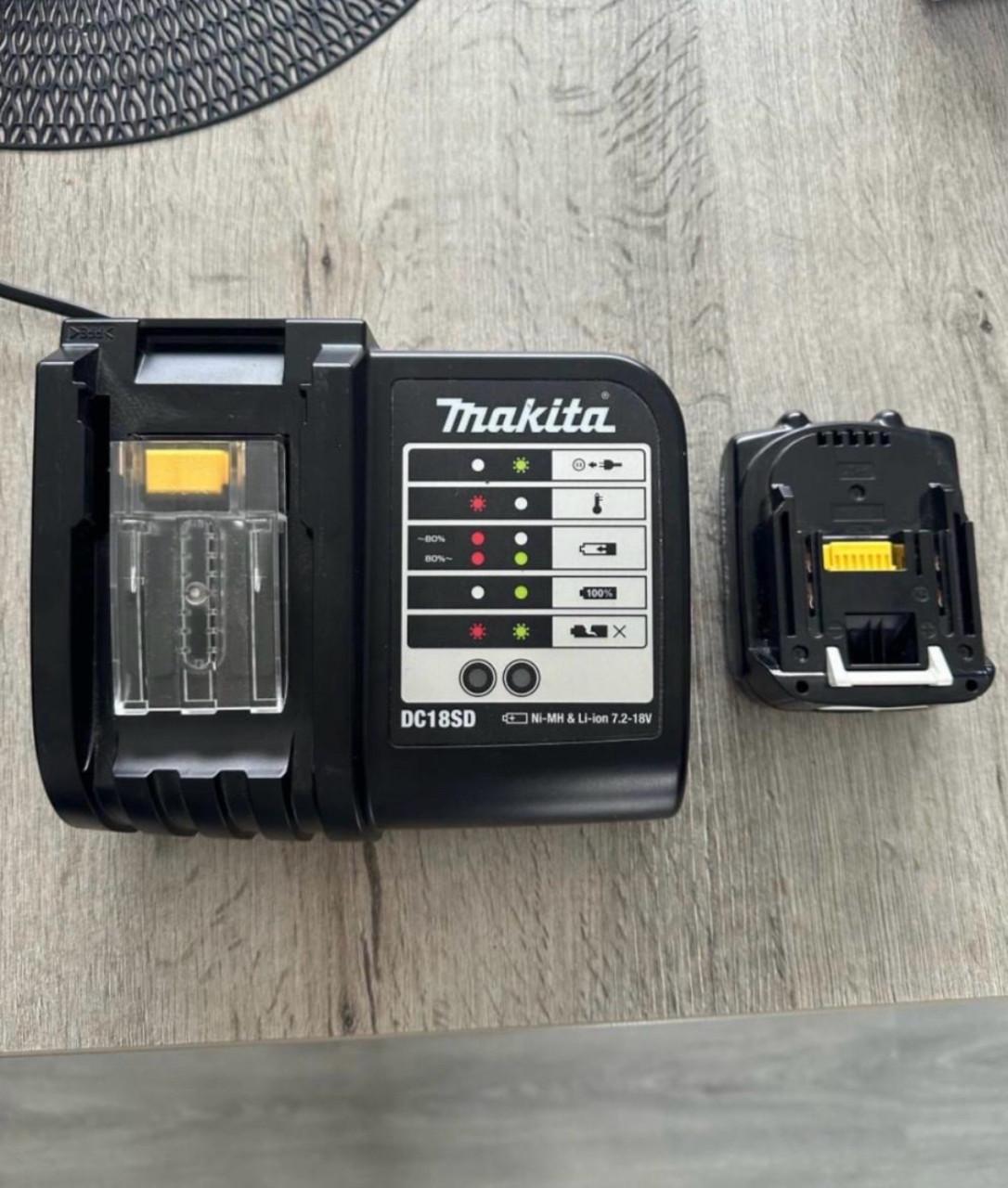 Makita Acculader DC18SD met 14.4V Li-ion Accu BL1415