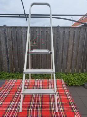 Stevige trap met 3 treden en handgreep van BRABANTIA