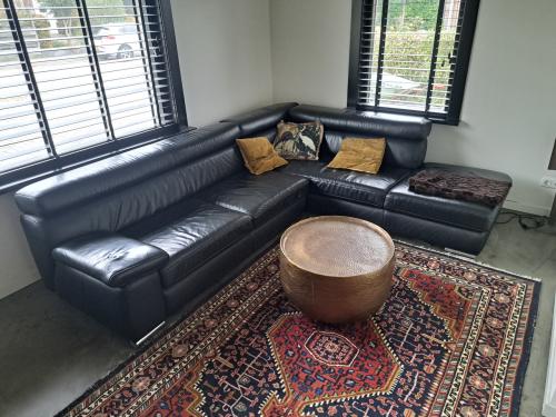 Zwart leren hoekbank/bankstel 270x225