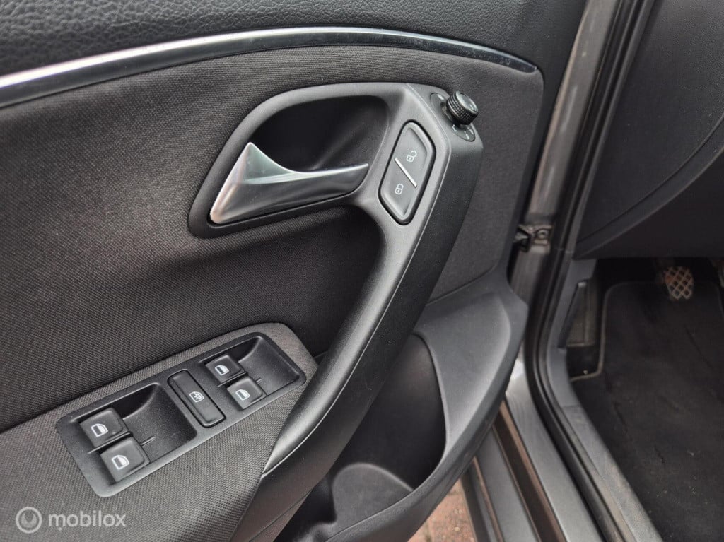 Volkswagen Polo 1.2 tsi comfortline / parkeersensoren voor + achter / stoel
