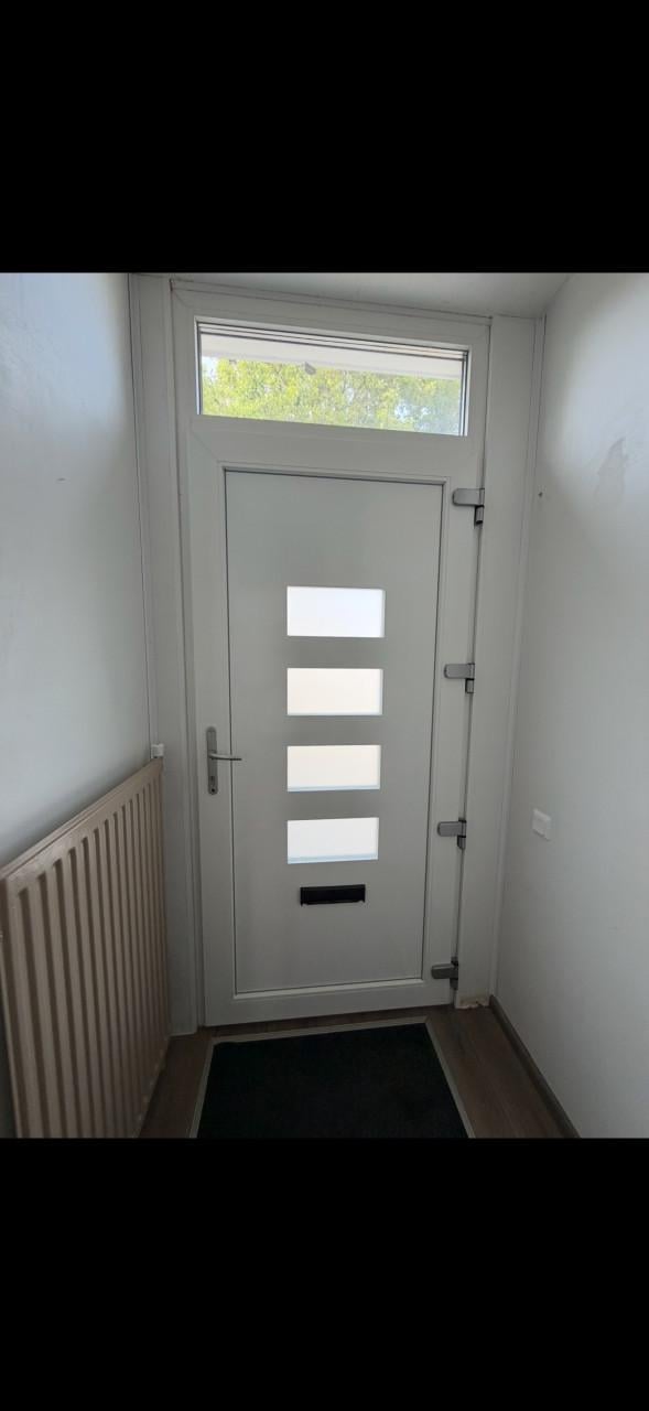 Kunststof voordeur compleet met kozijn & bovenlicht – 260 × 106 cm