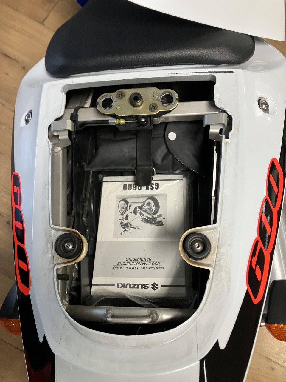 Suzuki GSX-R600 2001 in absoluut unieke staat schadevrij nieuwe banden etc.