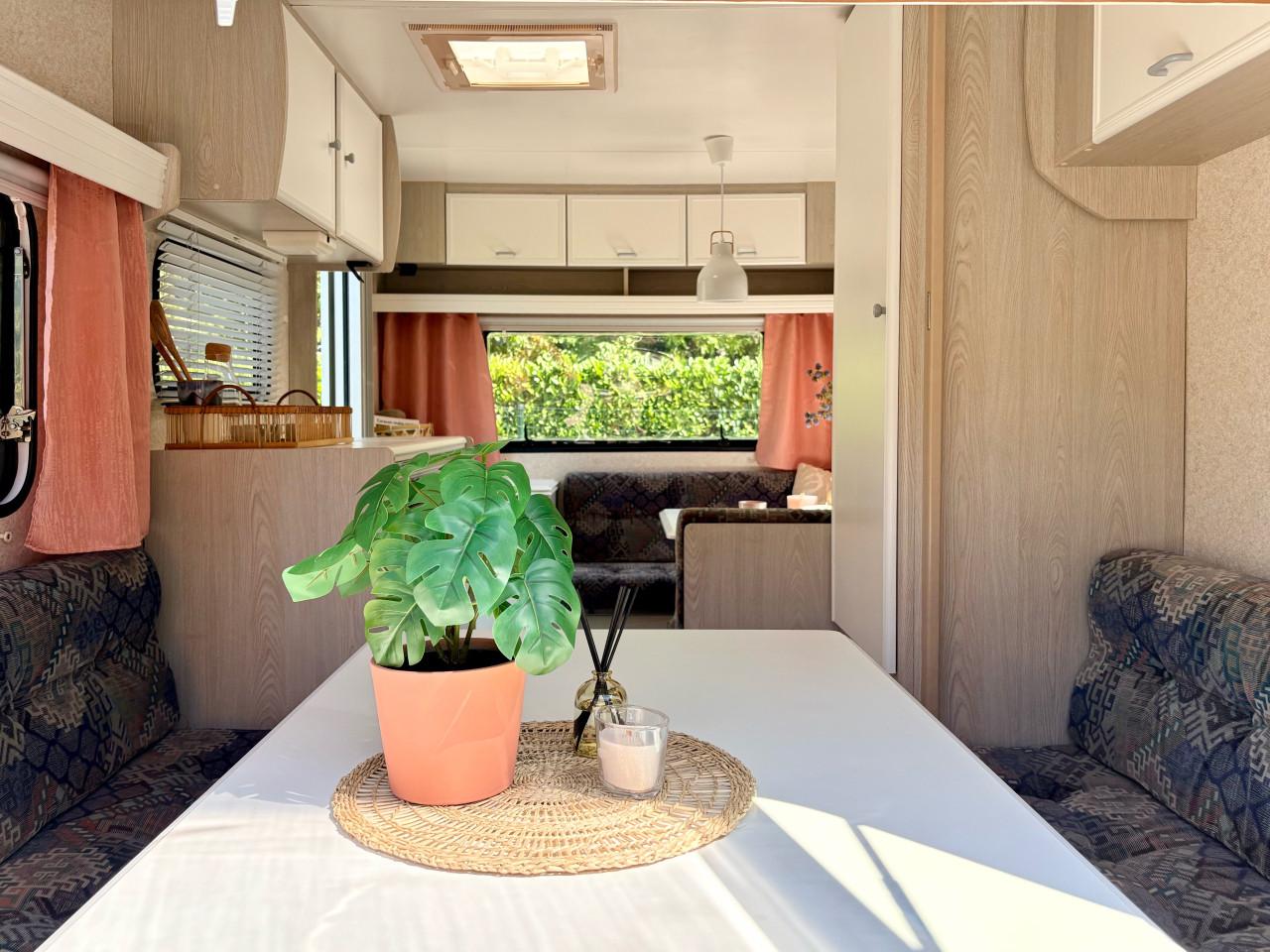 Mooie 4 persoons lichtgewicht caravan 1993 met voortent