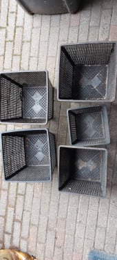 Tuin vijf plastic mandjes voor vijver