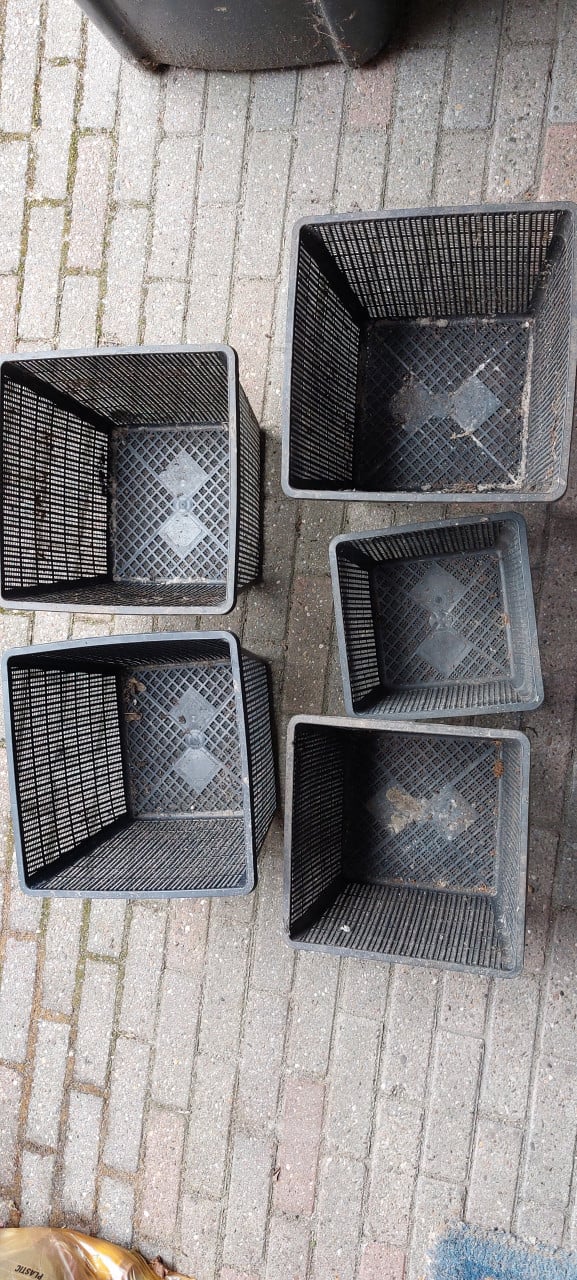 Tuin vijf plastic mandjes voor vijver