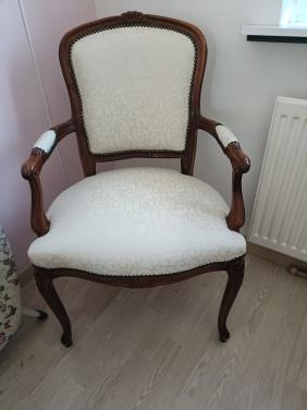 2 stoelen en een wastafel onderkast