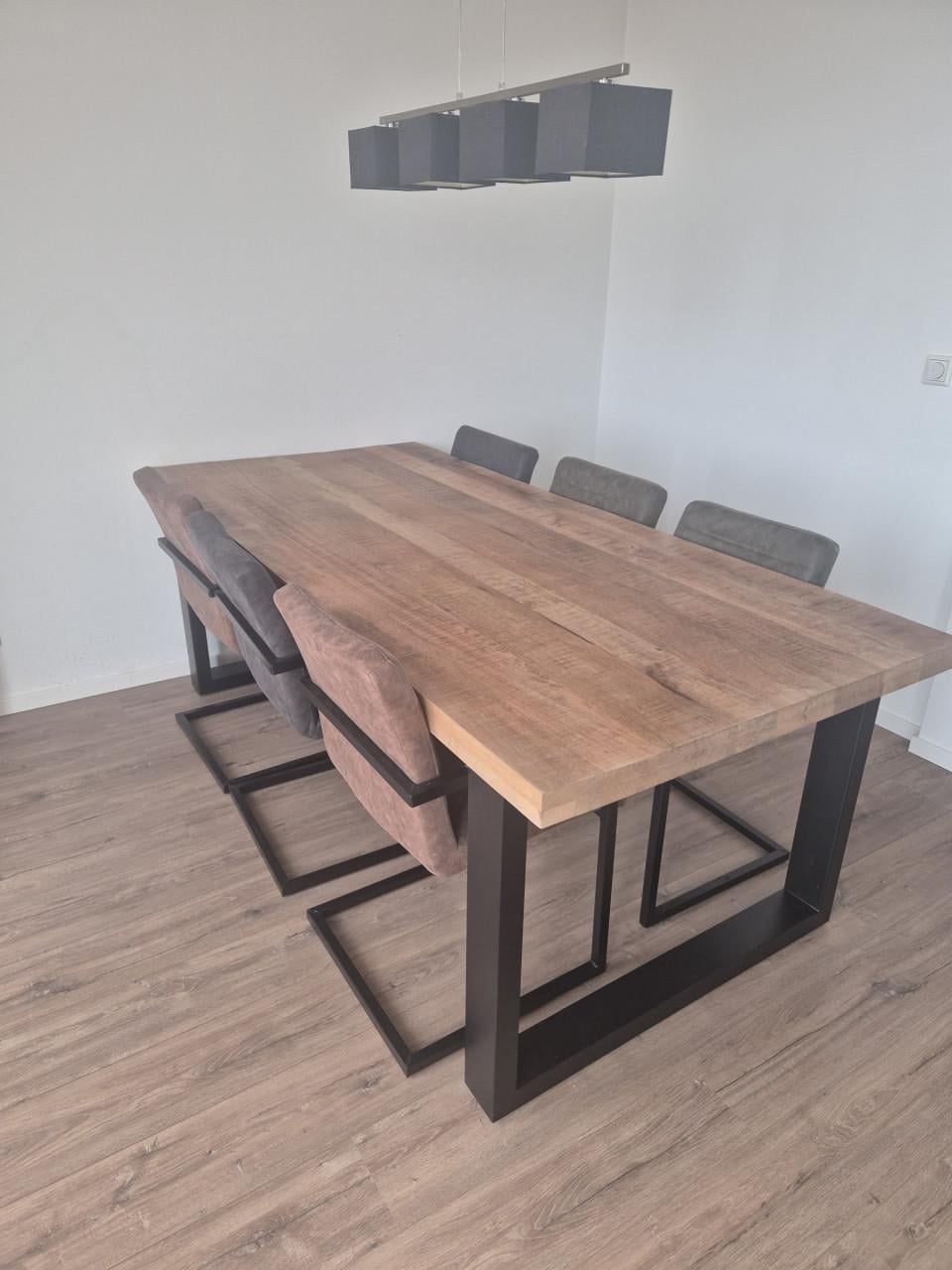 Eettafel inclusief 6 stoelen.