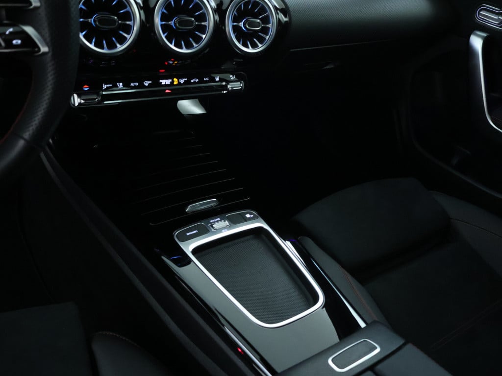 Mercedes-Benz Cla 250 e amg plug-in hybride | dodehoek detector | elektrisc