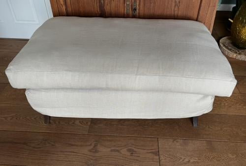 Te koop grote crèmekleurige hokker/voetenbank