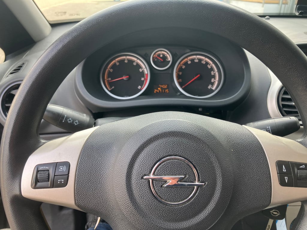 Opel Corsa 1.2-16v essentia