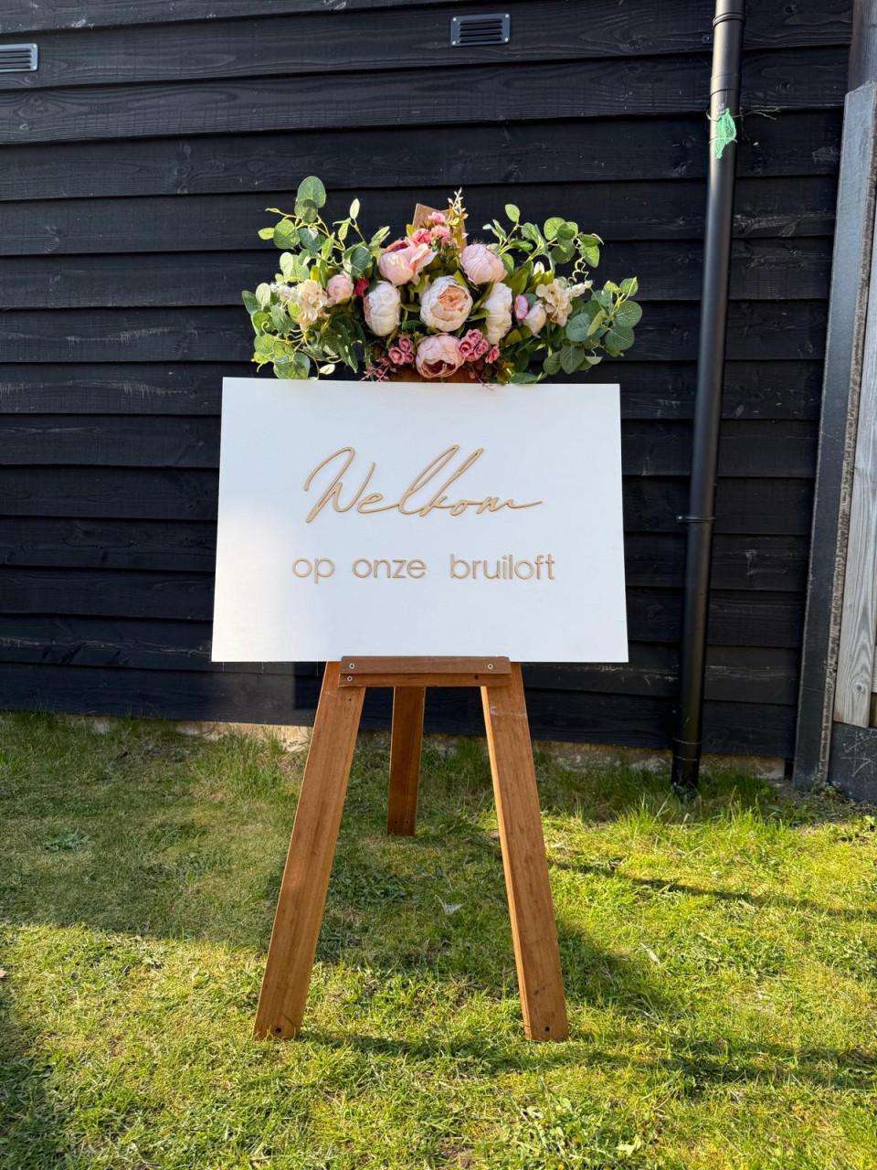 Mooi welkomstbord bruiloft incl ezel en bloemstuk