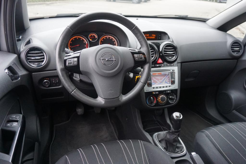 Opel Corsa 1.4-16v airco / navi / cruise / stoelverw. / parkeers. / elektr.