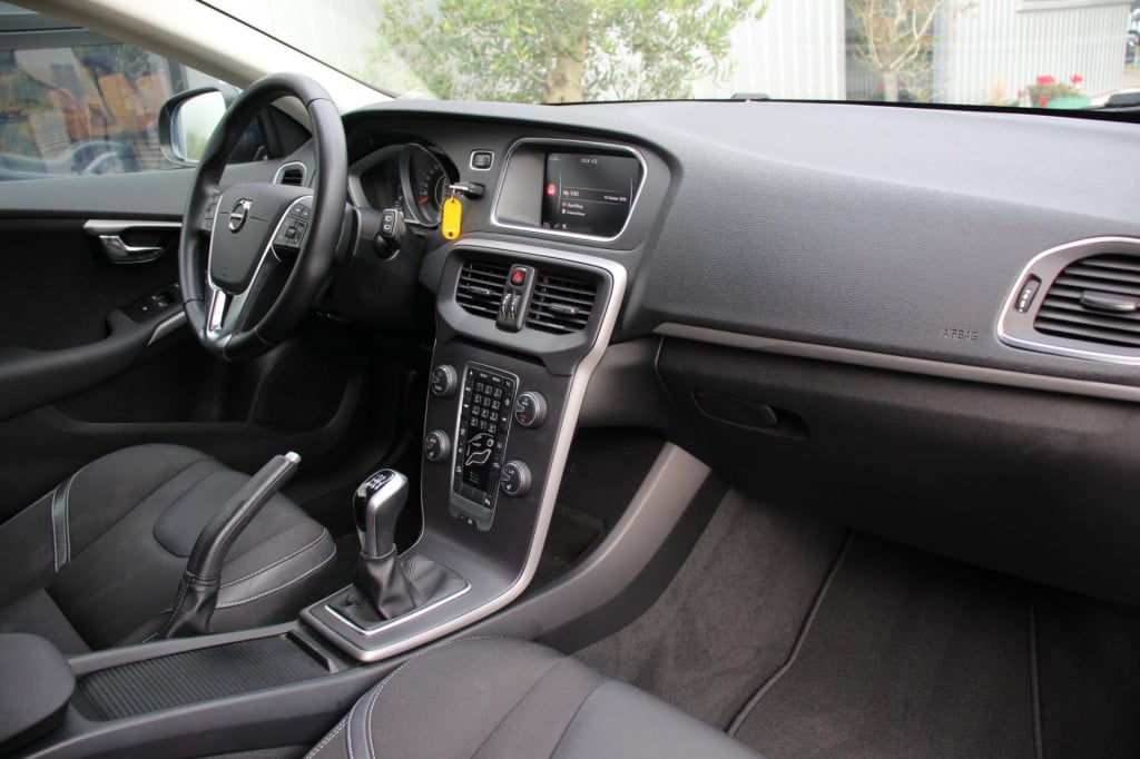 Volvo V40 2.0 t2 momentum - navi - cruise - grootlicht ass - led - pdc - st