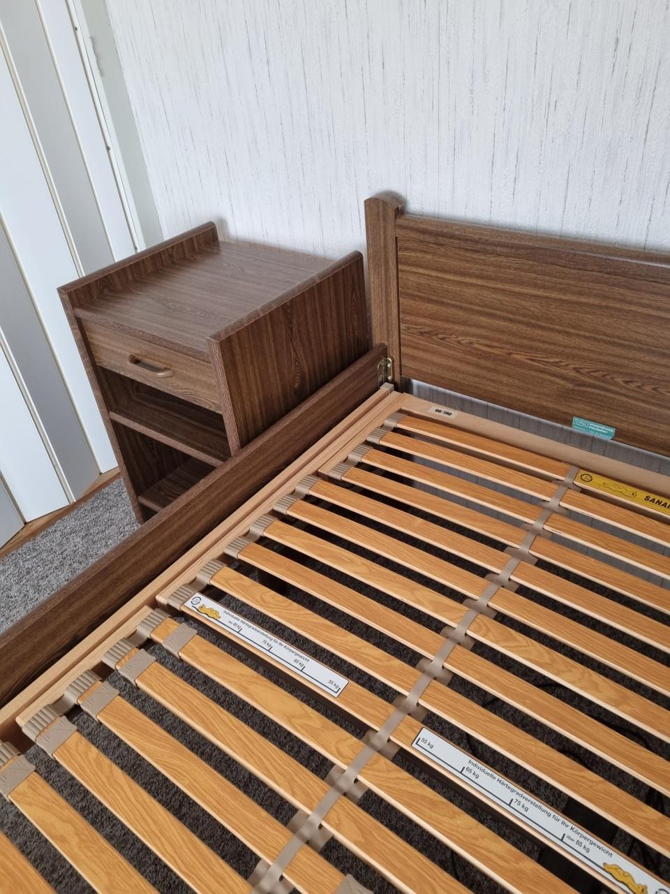 Elektrisch seniorenbed met nachtkastje 90x200