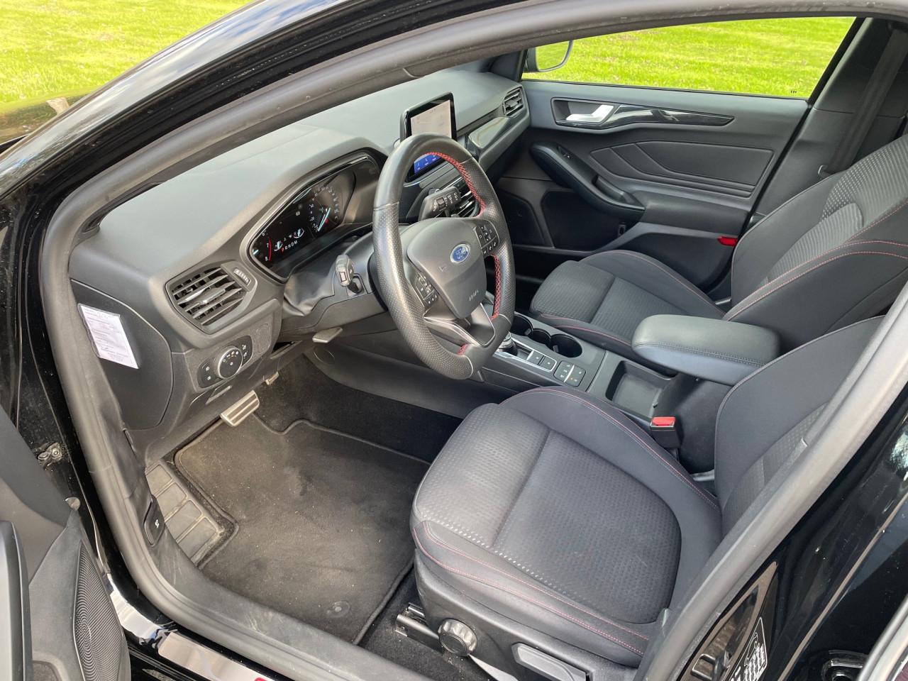 Ford Focus Wagon 125pk ST Line Business Aut/Zwart/LED