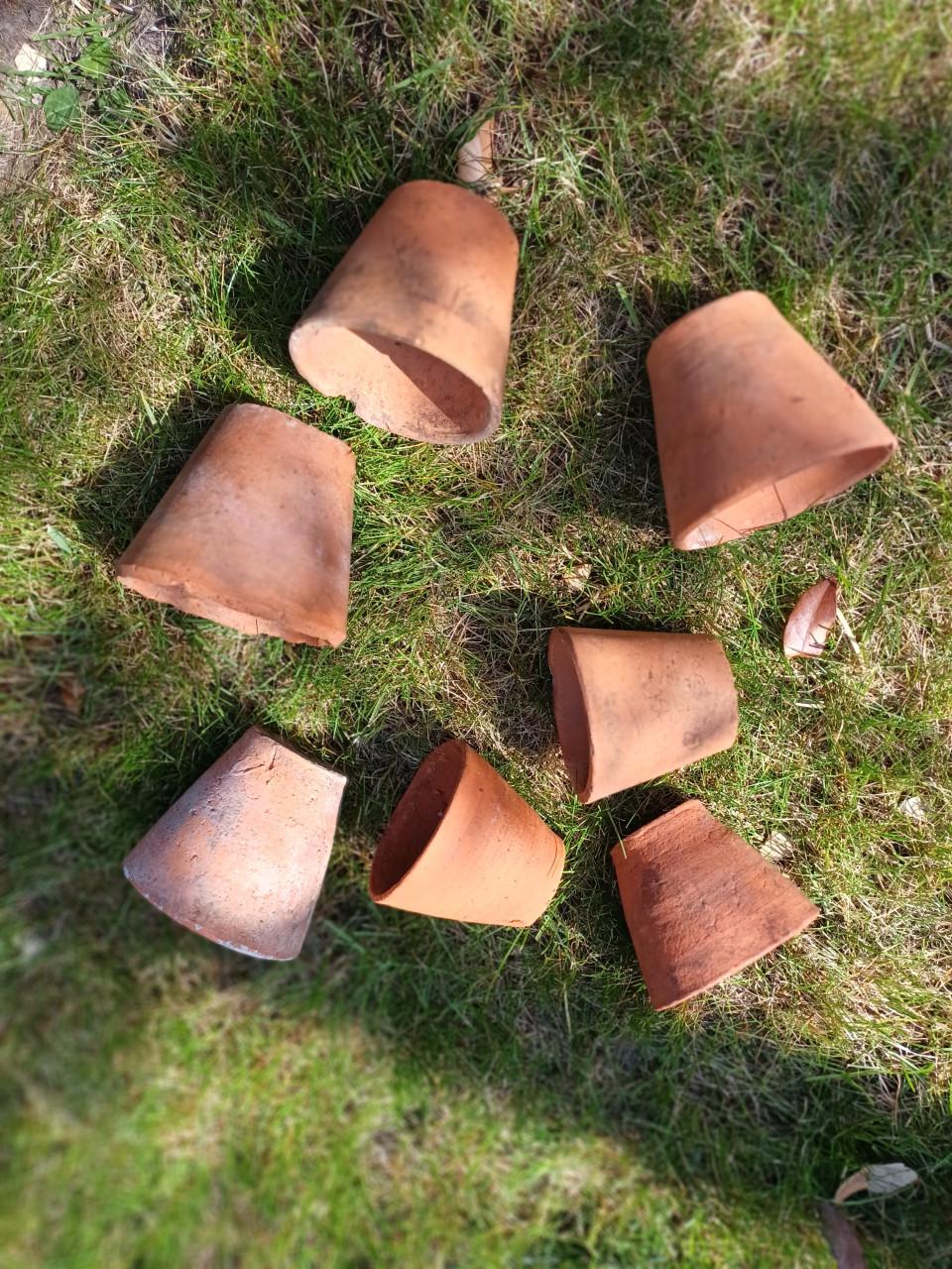 Oude terracotta potjes