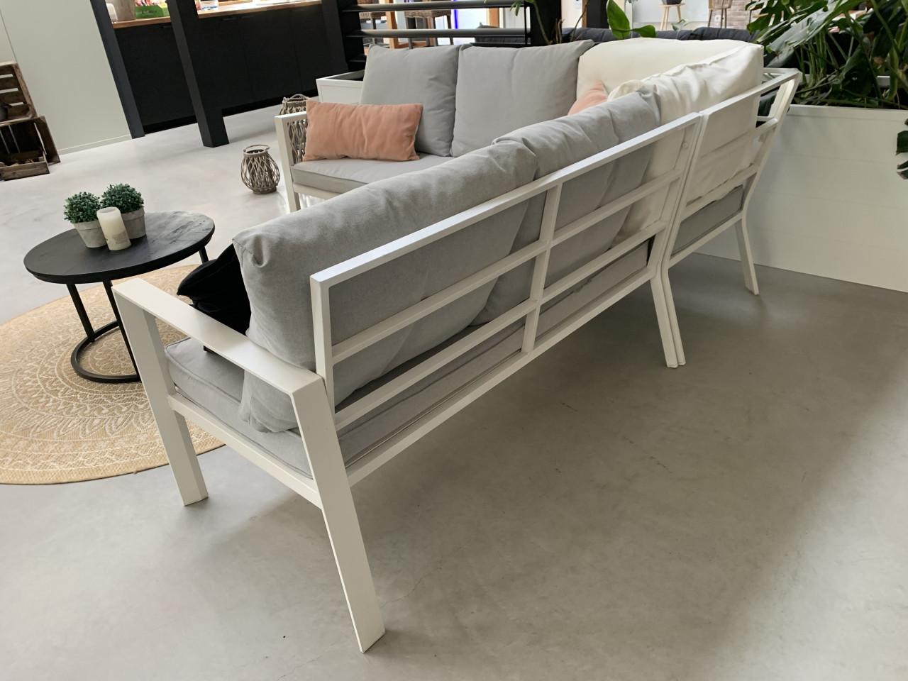 Wit aluminium loungeset, met schone kussens, en tafel.