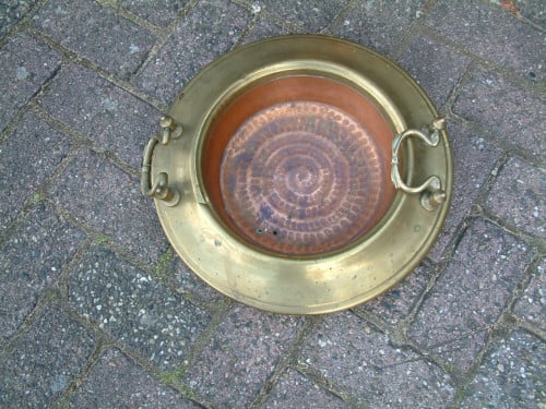 Hand gemaakte kolenbak koper  geel en rood  en uitgeklopt