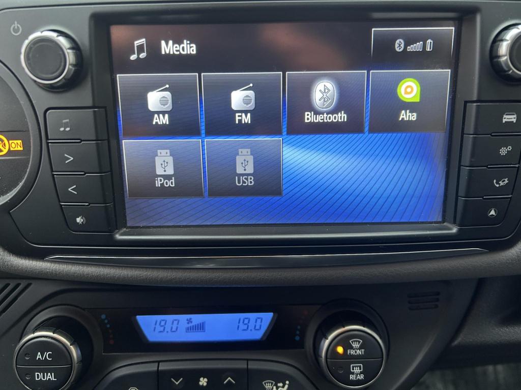 Toyota Yaris 1.5 hybrid dynamic bi-tone |gefotografeerd op winterwielen, se