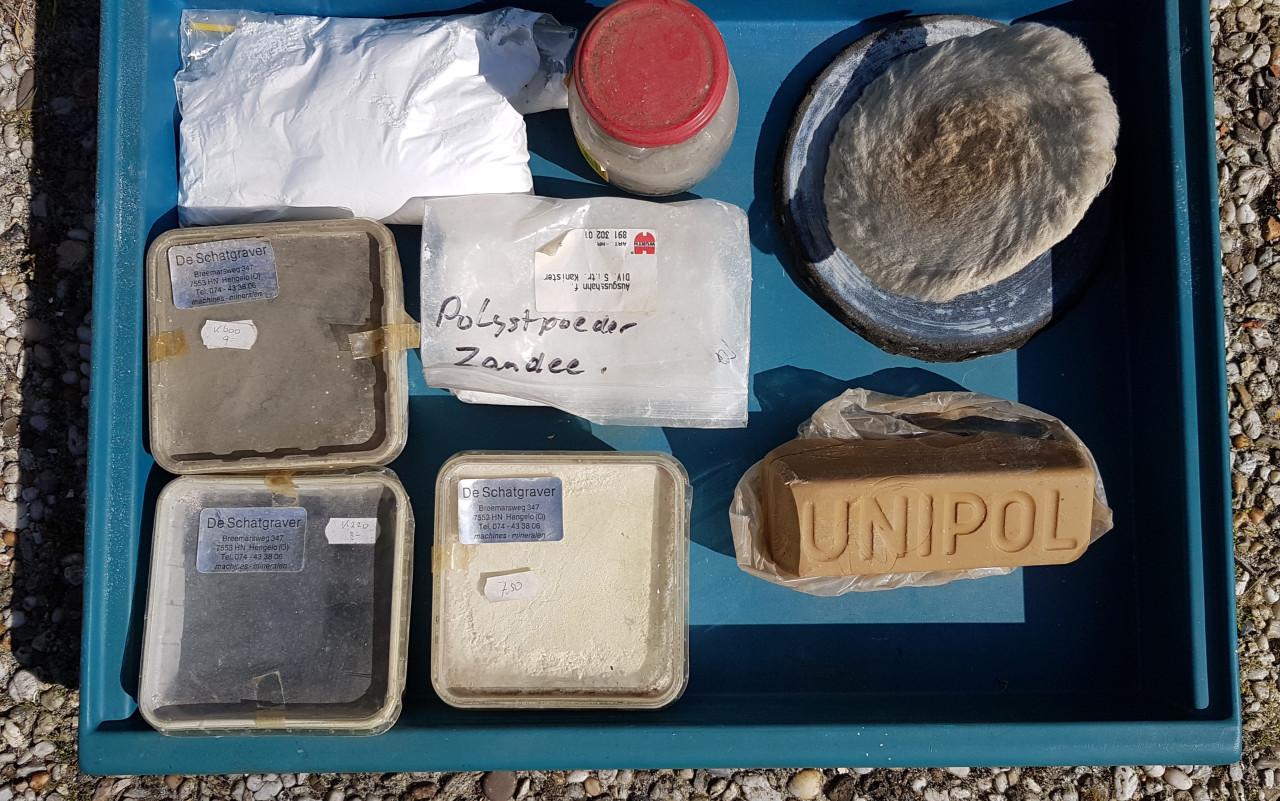 Gezaagde halfedelstenen en slijpmateriaal