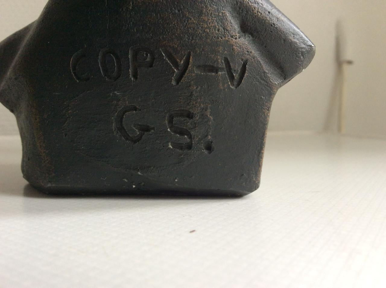 Een massief kinderkopje.   Hoogte: +/- 17 cm.