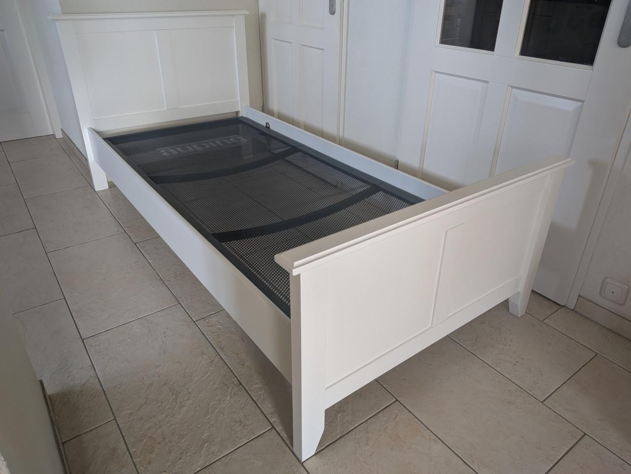 1 Persoons bed met Auping spiraal  (in goede nette staat ) 90 x 200