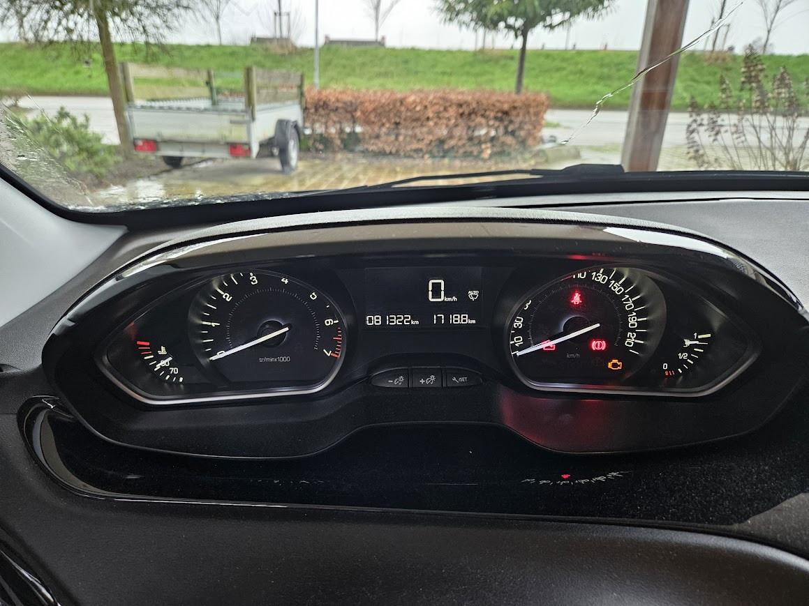 Peugeot 208 1.2 PureTech grijs APK 28-2-2027