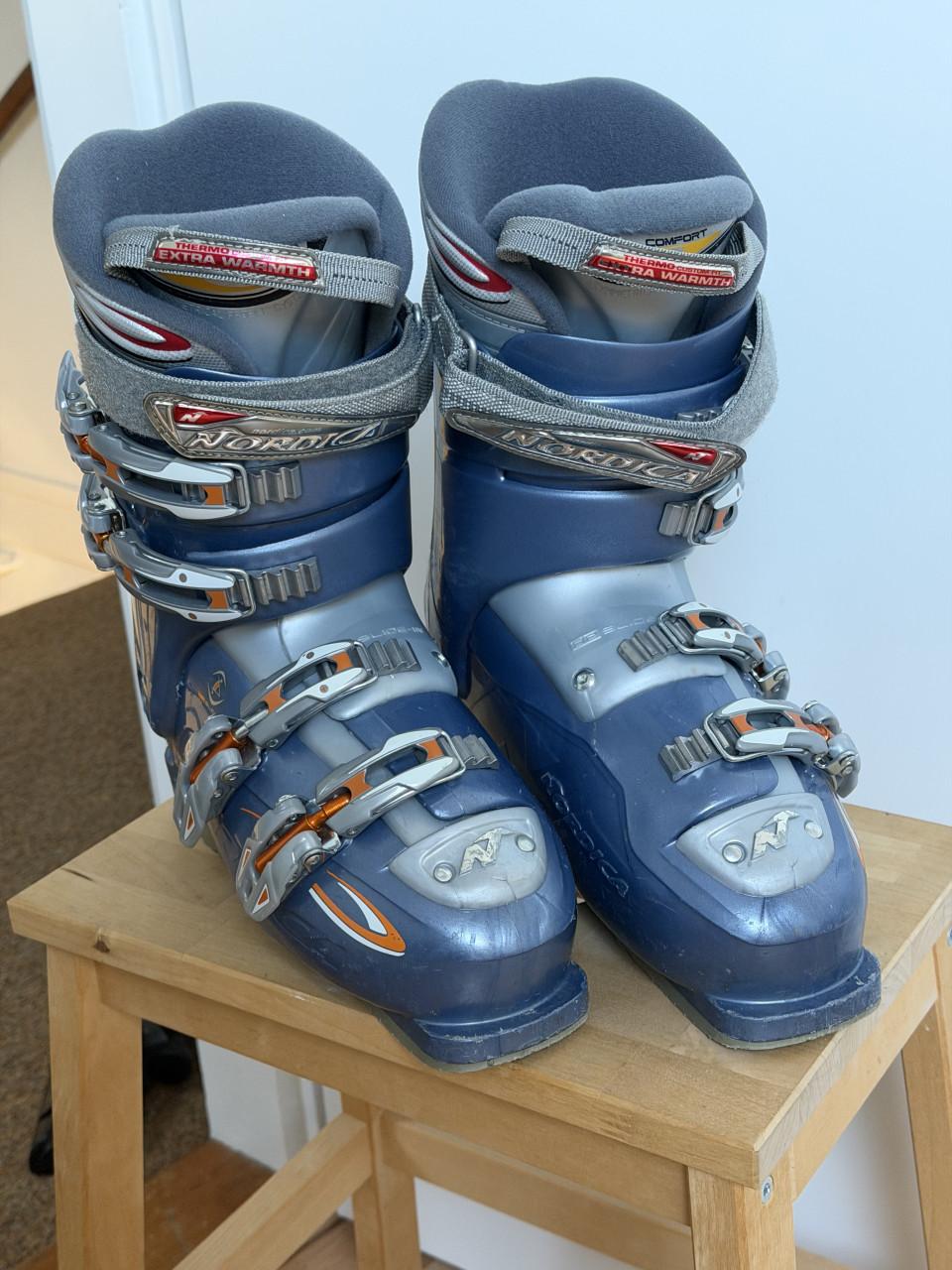 Nordica skischoenen blauw maat 255= maat 39/40