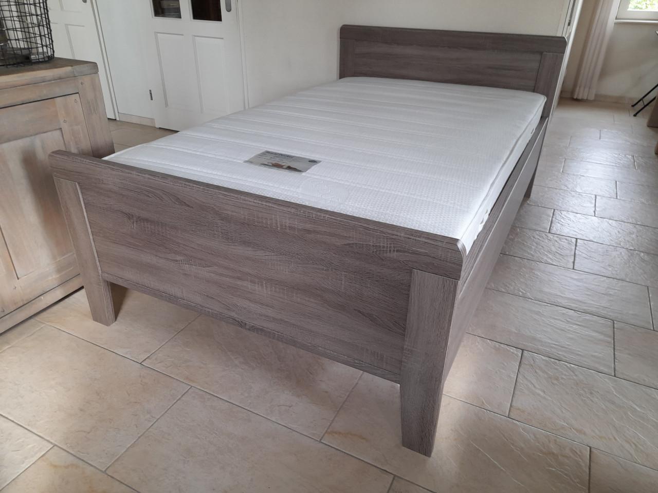 Z.g.a.n. Bed 120x200 met kwaliteits matras 120x200x22 (in nieuwstaat)