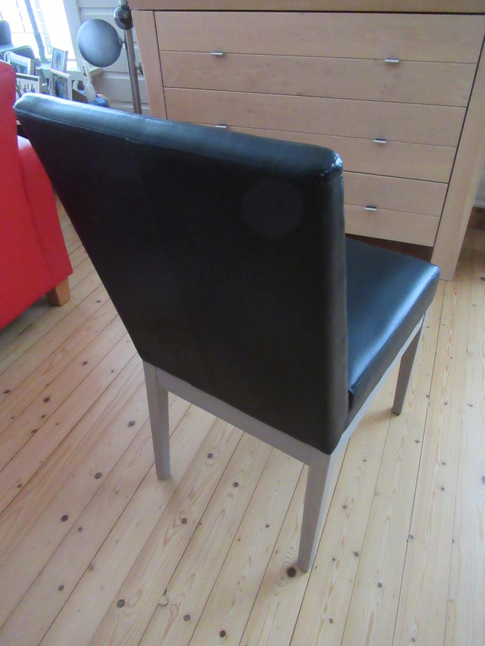 4 Eetkamerstoelen, zwart kunstleer, eiken poten, i.z.g.st.