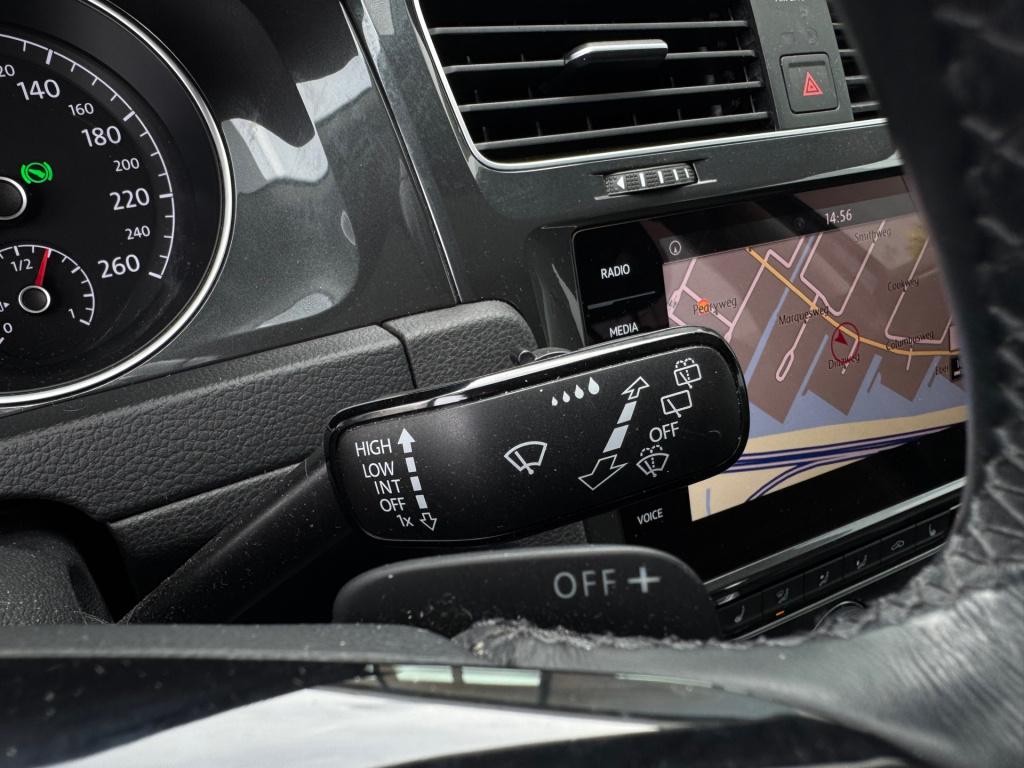 Volkswagen Golf 1.0 tsi * panoramadak * camera * navigatie * massage stoel