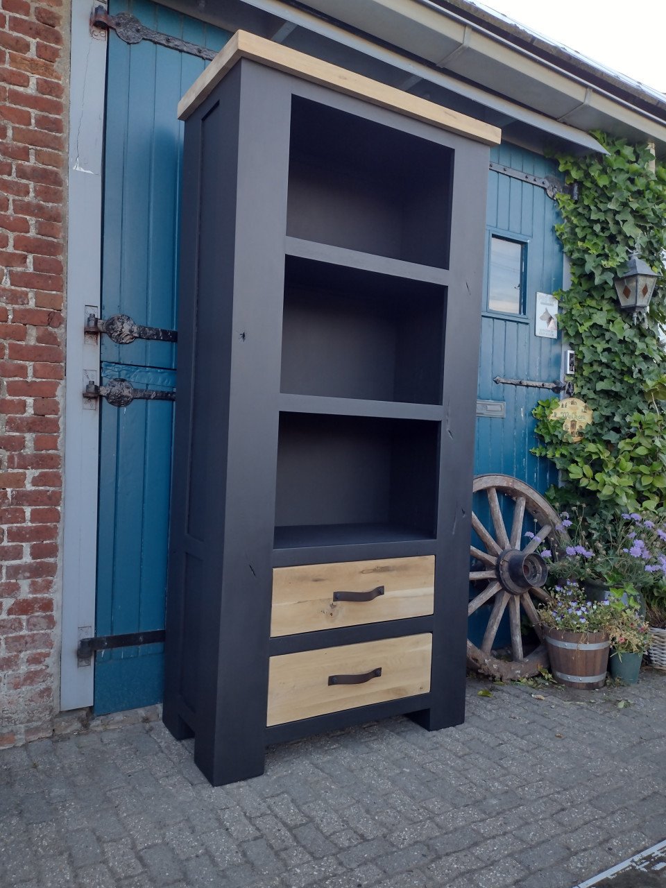 Boekenkast gezandstraald eiken mat zwart