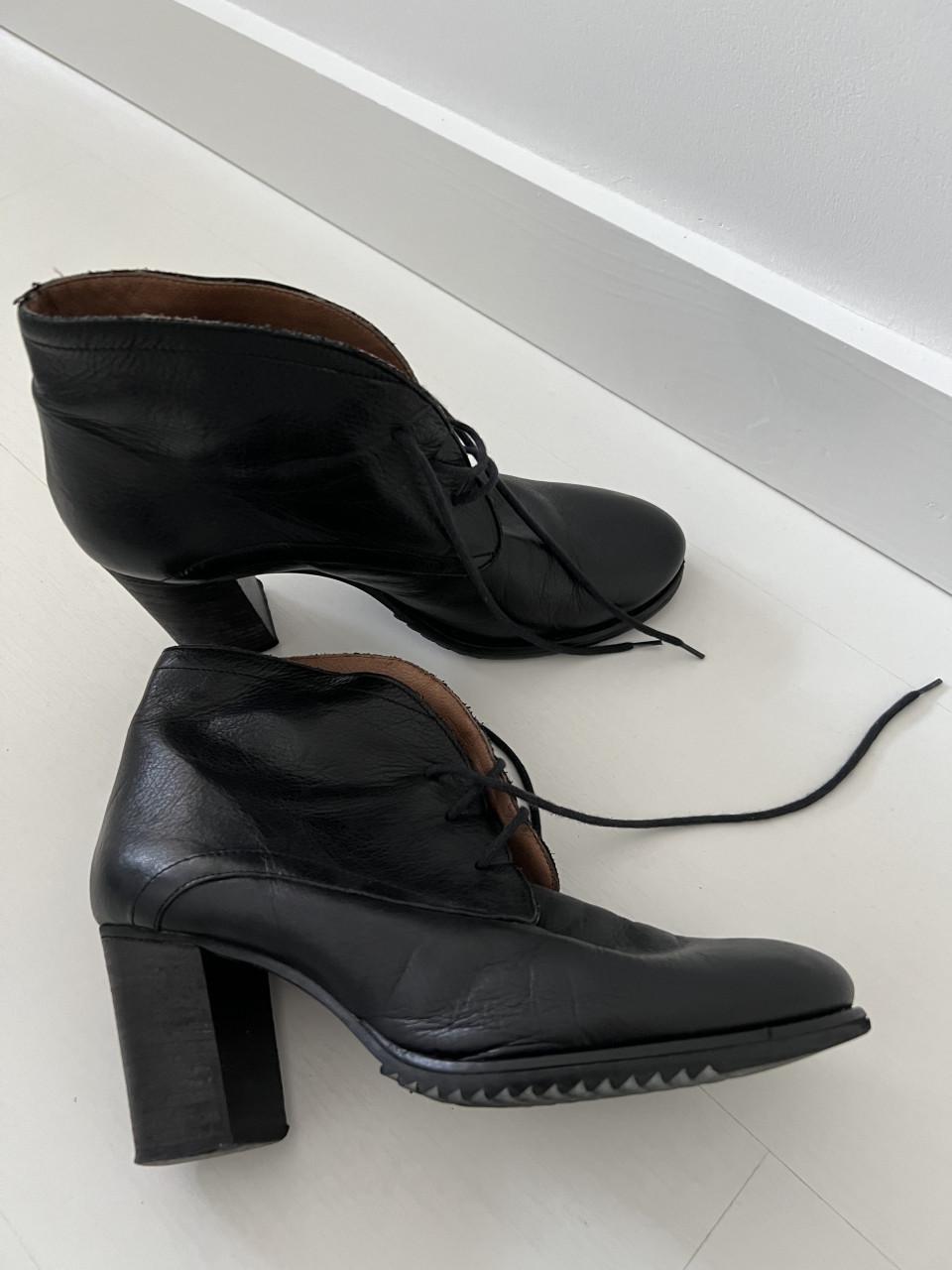 Laars laag met hak zwart mt 39