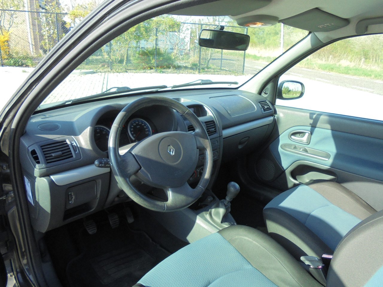Clio 1.2-16V Zwart Metallic apk januari 2026 met N.A.P Airco ijskoud € 1850