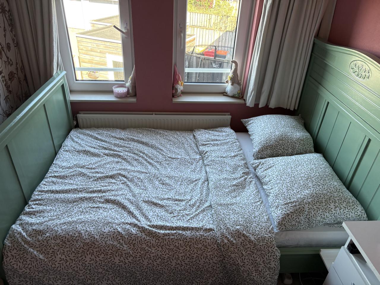 “Antiek” bed (twijfelaar)