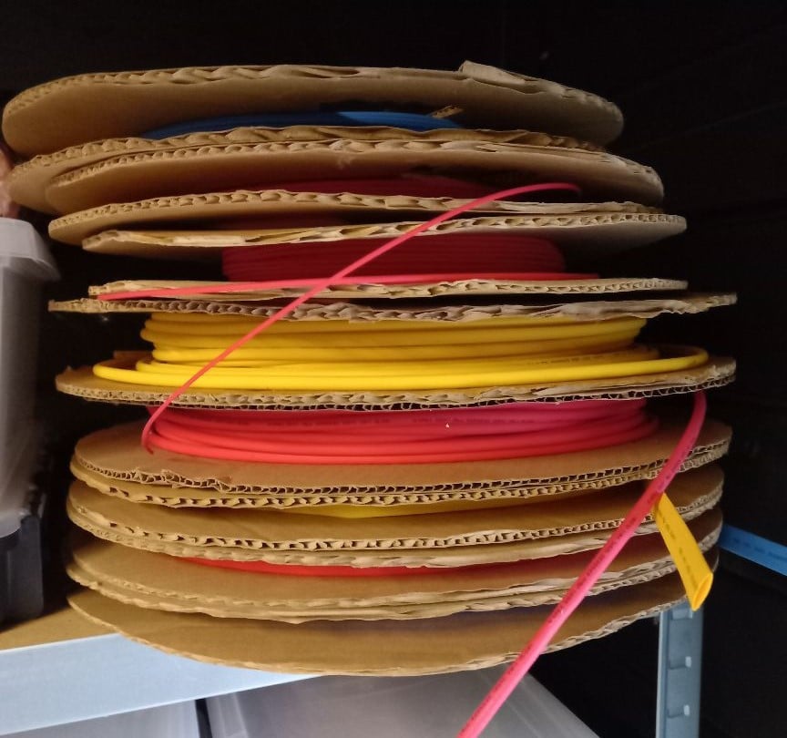 Heb nog wat krimpkous in verschillende maten en kleuren.