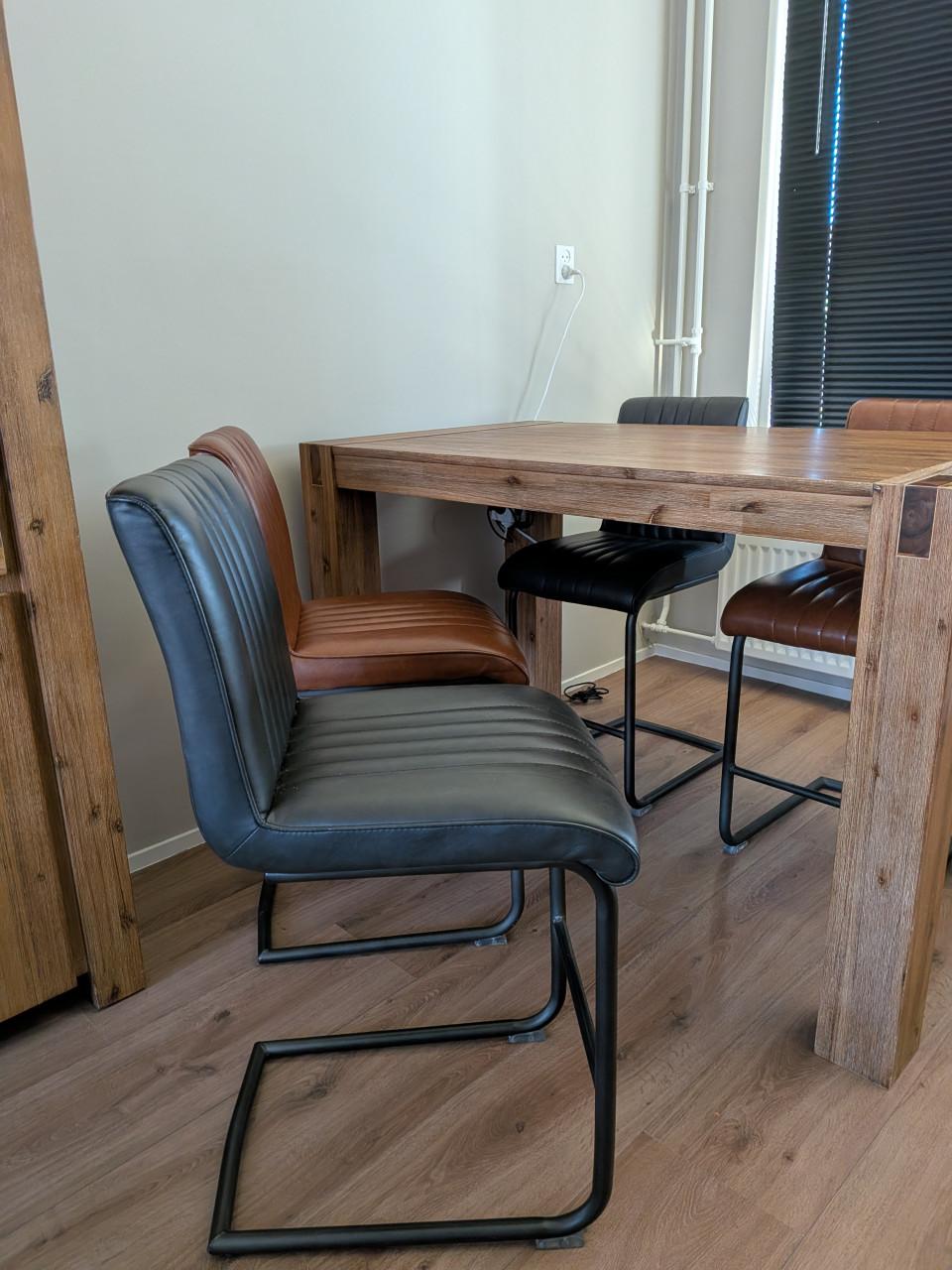 Eettafel Salzburg met 4 stoelen (Pronto wonen)