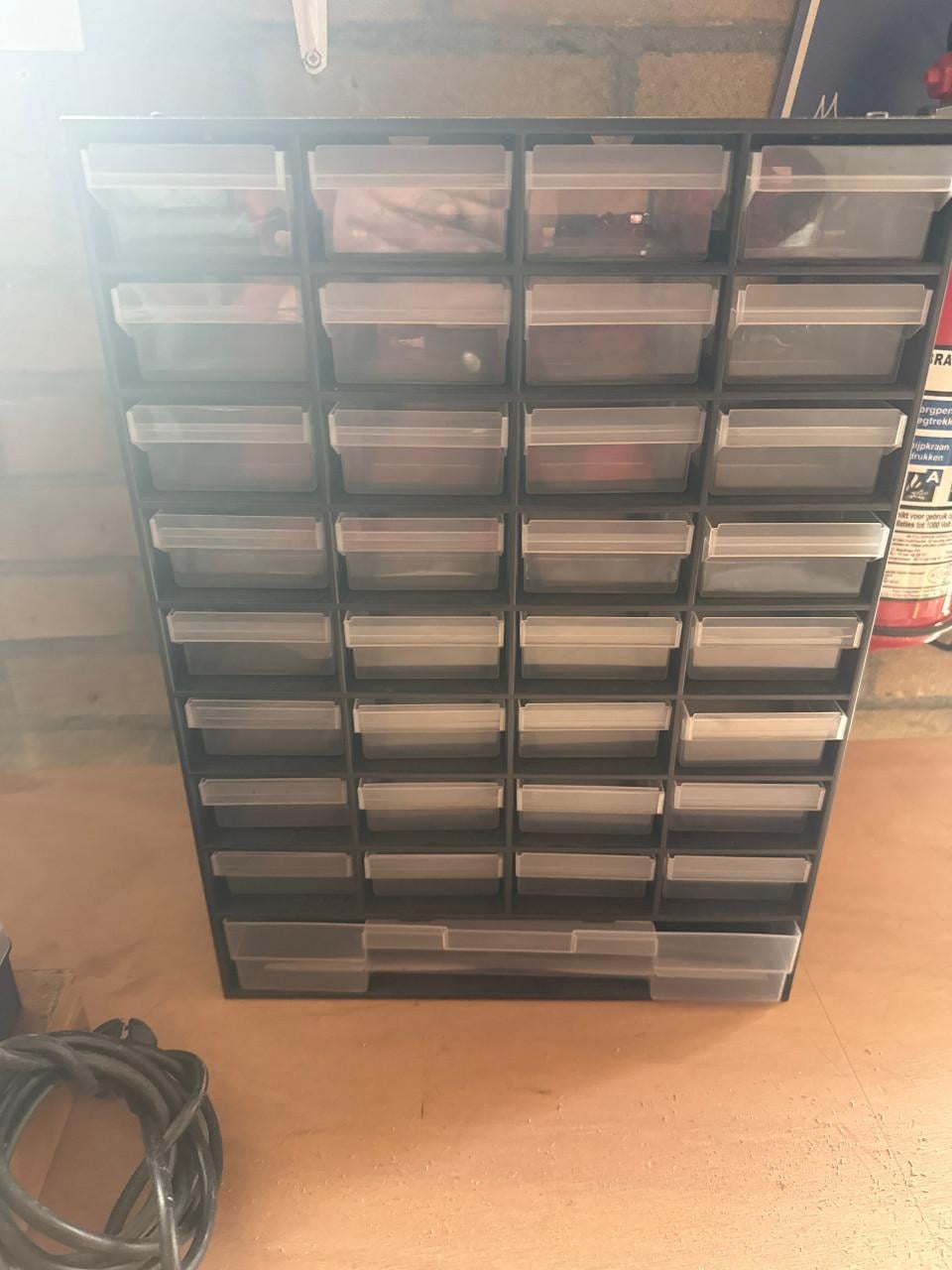 Schuurmachine Bosch en sorteerbakken