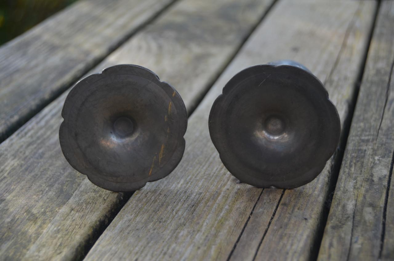 2 Tinnen Art Nouveau / Jugendstil tinnen eierdopjes