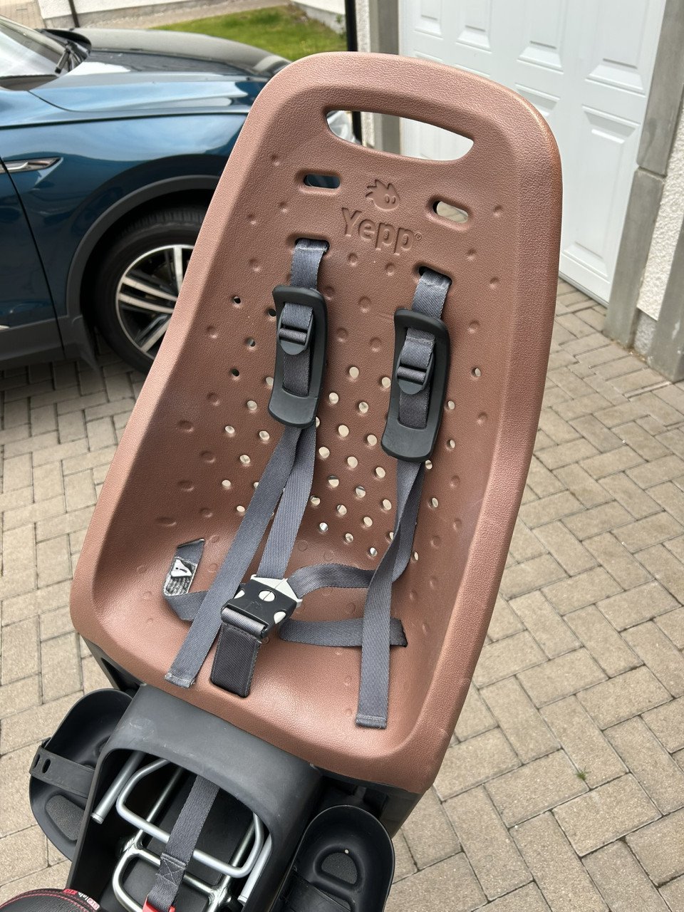 Twee Yepp achter kinder fietsstoelen