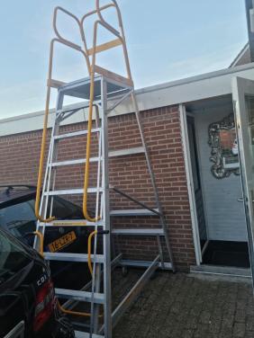 Staande ladder met bordes van aluminium