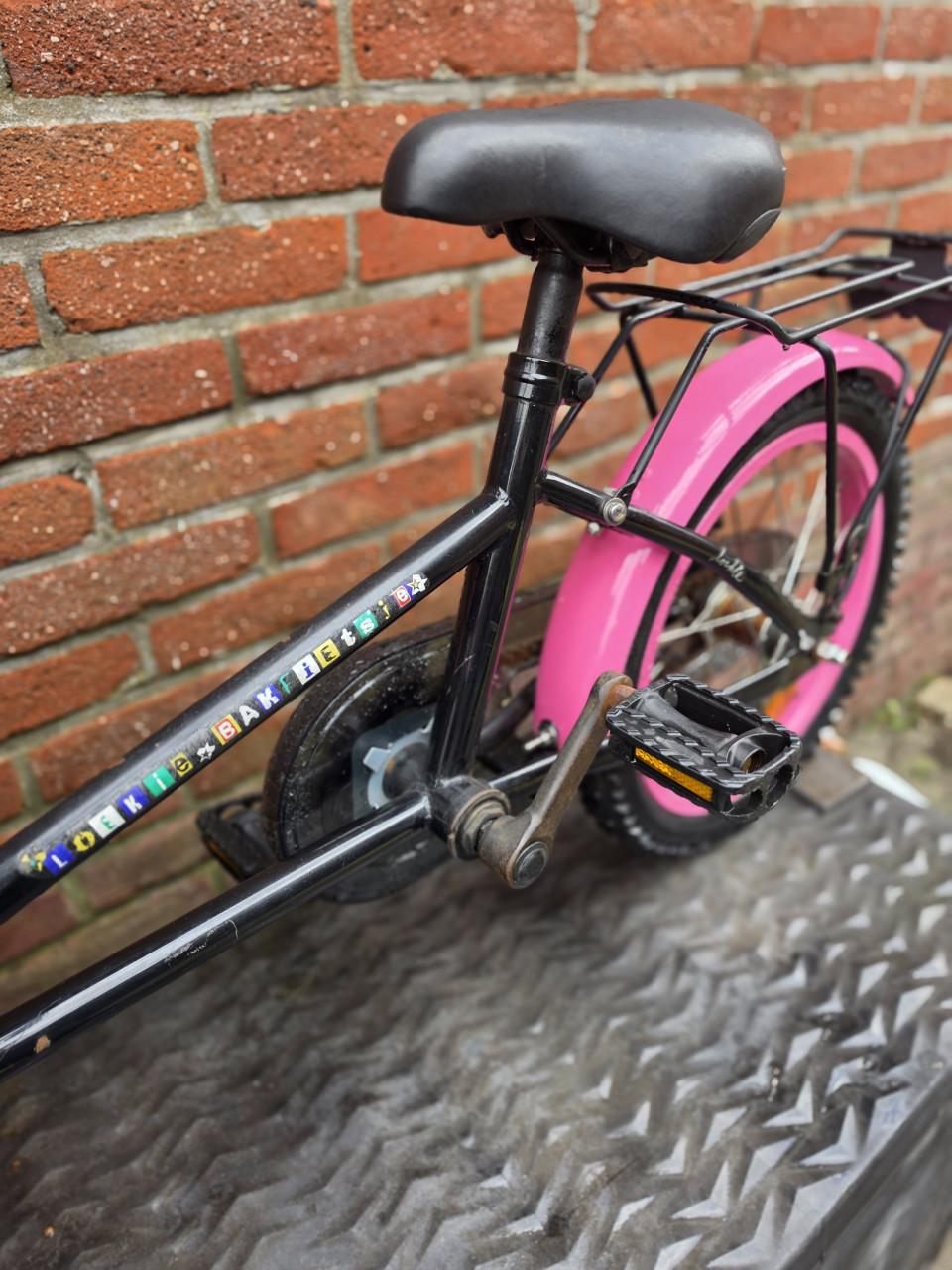 Kinderbakfietsje roze zwart 16 inch bloemetjes