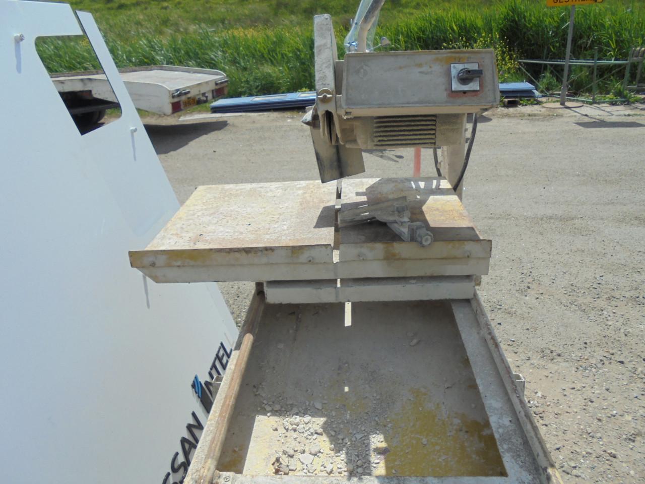 Te koop een professionele stenen zaag tafel watergekoeld € 200