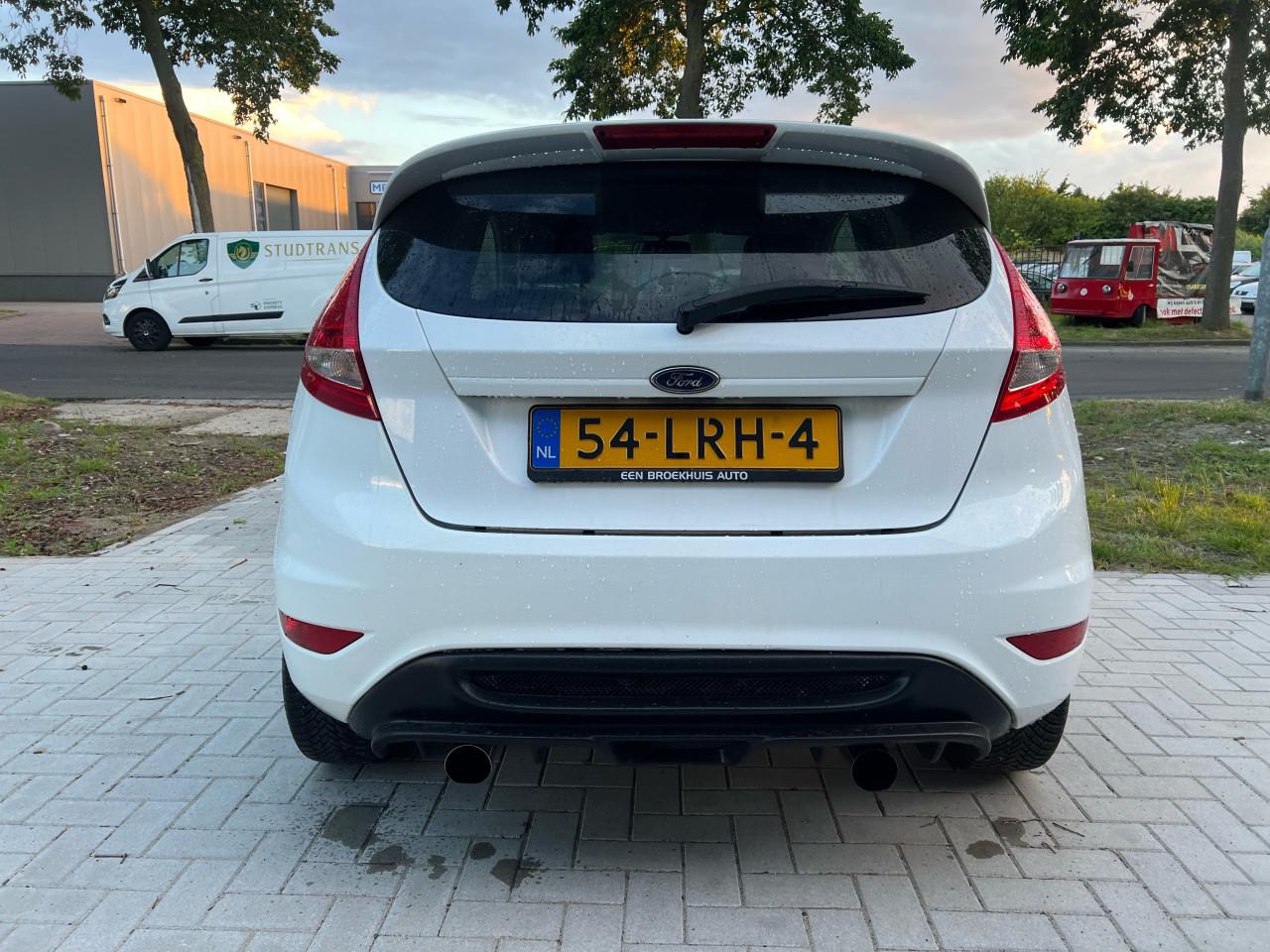 Ford Fiesta 1.4 Trend Black on white Jaar Apk