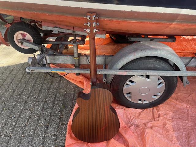 2 Gitaren Santana met standaard en