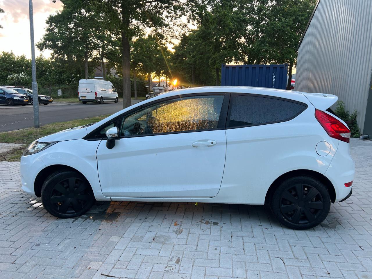 Ford Fiesta 1.4 Trend Black on white Jaar Apk