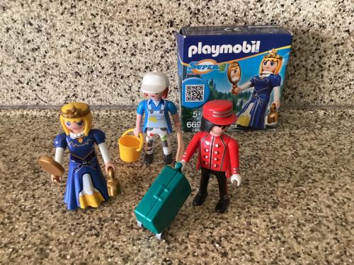 Playmobil.   3 poppetjes met toebehoren.
