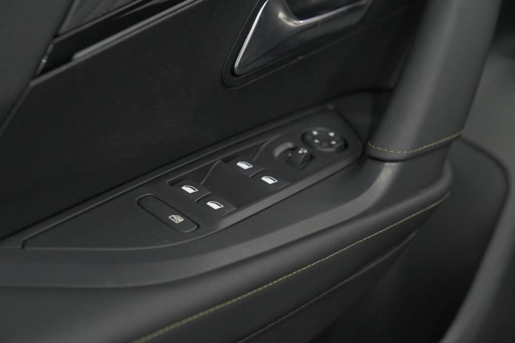 Peugeot 2008 puretech 130 eat8 gt | camera | parkeersensoren | apple carpla